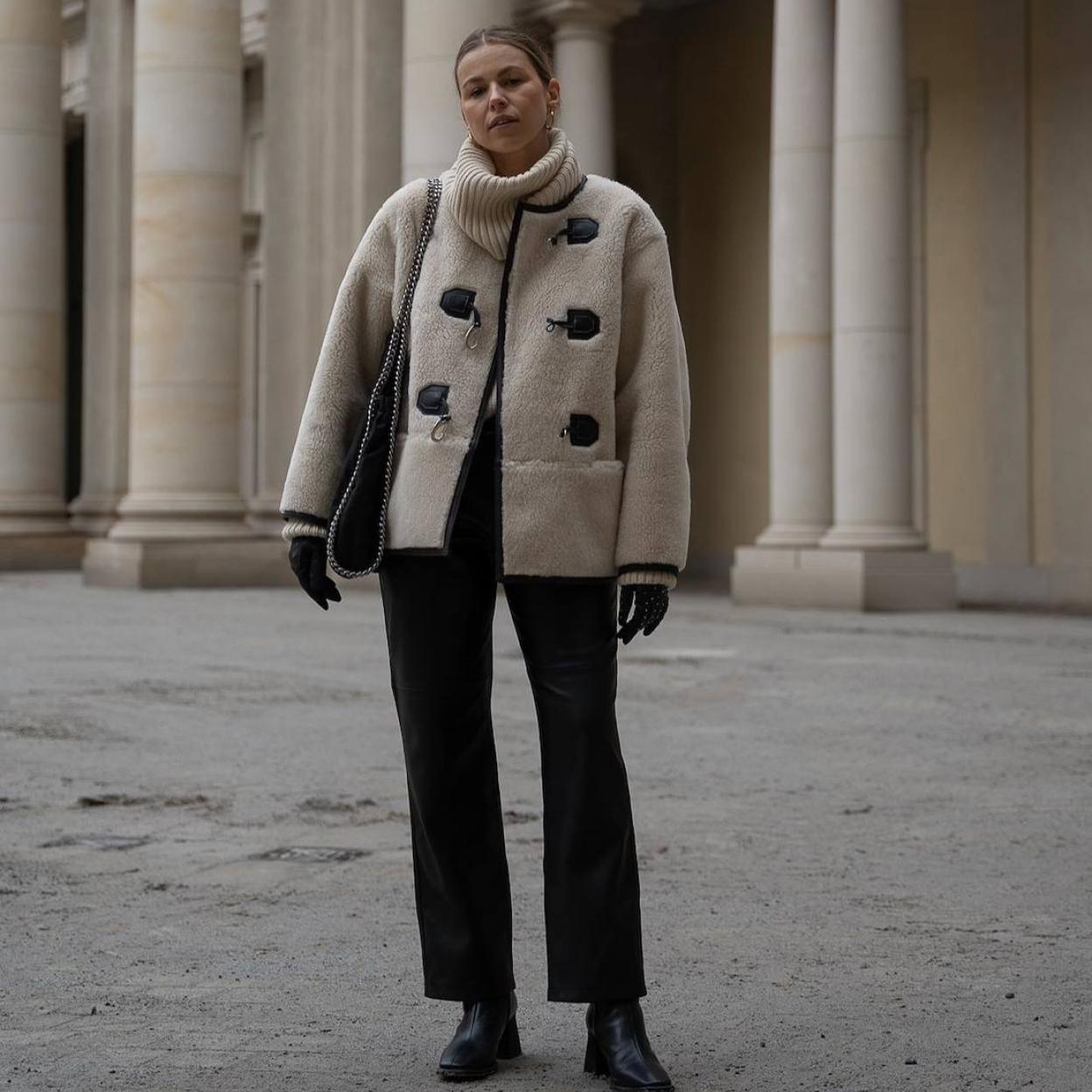 Influencer con chaqueta de borreguillo