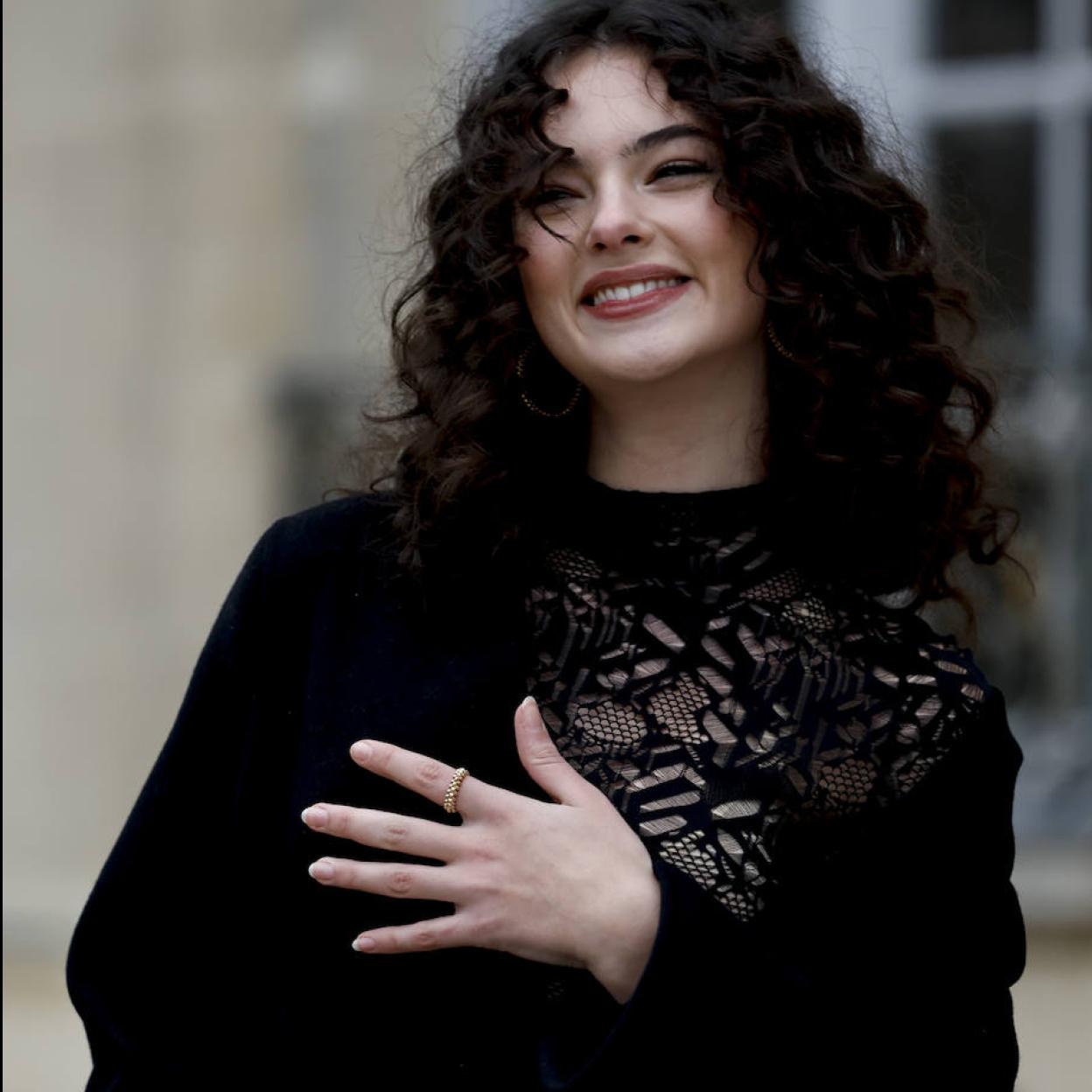 Modelo con manos suaves y bonitas