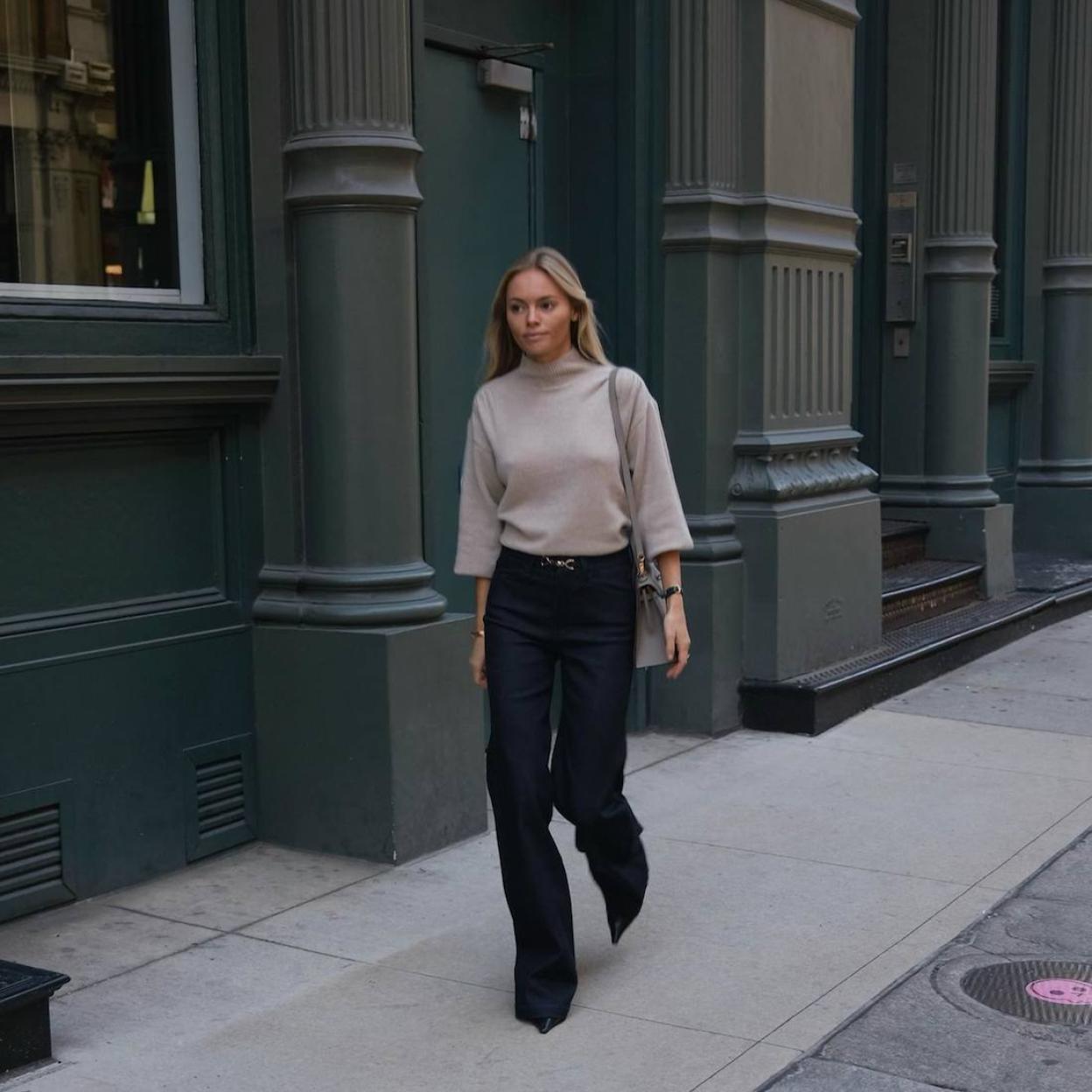 La influencer lleva un look con jersey básico