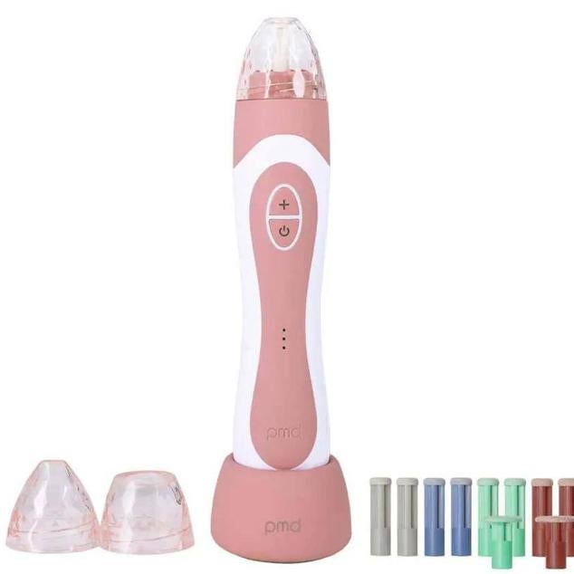 Dispositivo de microdermoabrasión que combina la succión al vacío calibrada con la tecnología de discos giratorios, que ofrecen distintos niveles de intensidad para exfoliar. Aumenta la renovación celular, la circulación, la elasticidad, la suavidad y la luminosidad de la piel. Tu cutis se verá joven, libre de asperezas e imperfecciones.