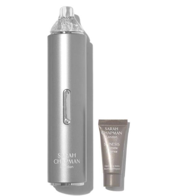 La facialista de las famosas y royals como Meghan Markle, también es conocida por sus increíbles herramientas de cuidado facial. Este aparato tiene un proceso de tres pasos de limpieza iónica, vibraciones ultrasónicas y extracción para tratar los daños de los radicales libres. Elimina la suciedad que obstruye los poros, así como las células muertas, obteniendo un cutis revitalizado, limpio y joven.