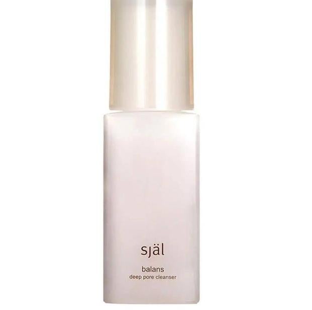 Esta marca fusiona la medicina oriental con tecnología occidental para utilizar el poder de los minerales preciosos como el oro, la plata, el platino, perla o el cuarzo rosa, en un limpiador que desintoxica, hidrata, calma e ilumina la piel. El germanio oxigena las células, la madera africana controla y equilibra la grasa y, el extracto de higo retiene la humedad.