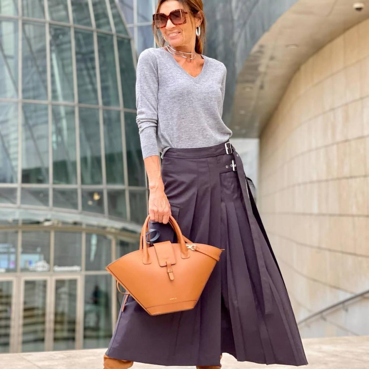 Influencer con falda de tablas original