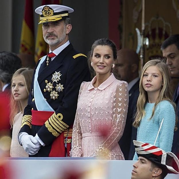 Los reyes Felipe y Letizia y sus hijas, la princesa Leonor y la infanta Sofía, en el último Día de la Hispanidad al que asistió la familia al completo, en 2019. 