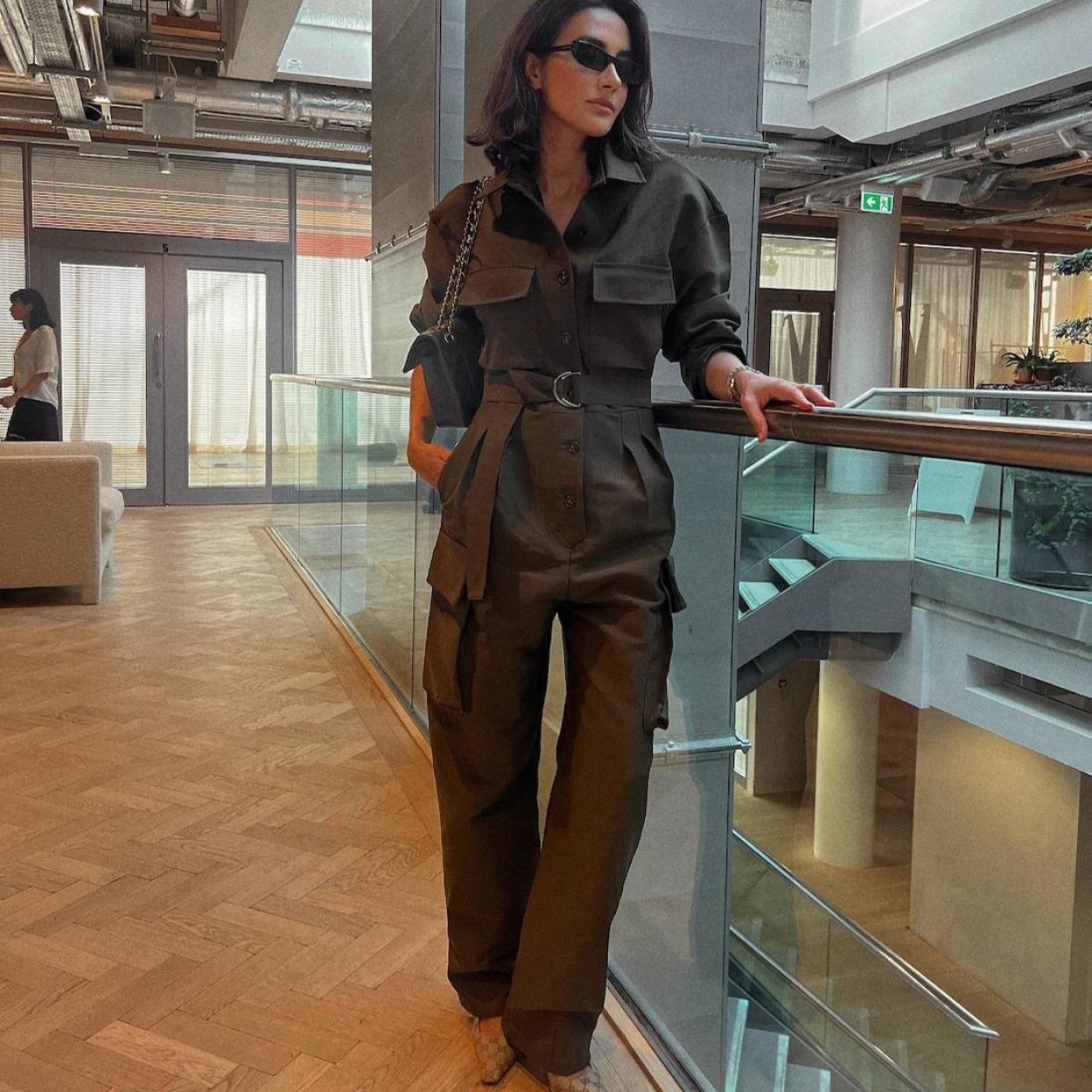 La influencer lleva un look con mono