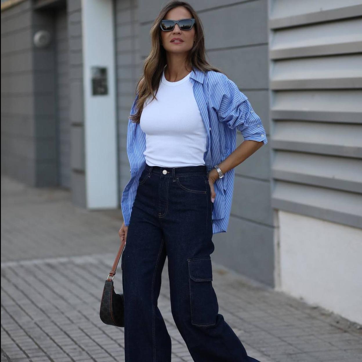 La influencer lleva unos vaqueros cargo rejuvenecedores