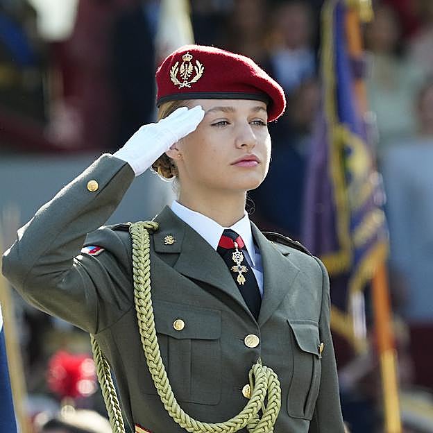 La princesa Leonor saluda a las tropas durante el desfile. 