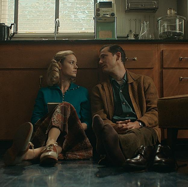 Brie Larson y Lewis Pullman en una imagen de Cocina con química. 