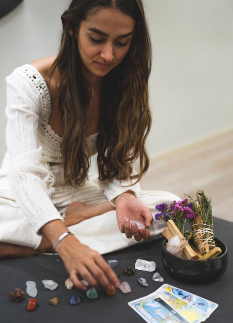 Imagen - Mujer echando las cartas del Tarot/PEXELS