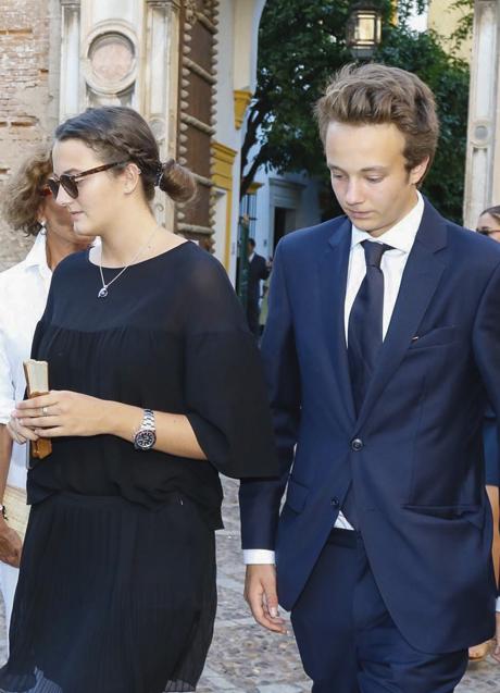 Imagen - La duquesa de Medinaceli junto a su hermano que le llevará al altar. GTRES