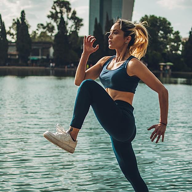 Jumping jacks modificados, un ejercicio fácil de bajo impacto para trabajar cardio y perder peso a partir de los 50