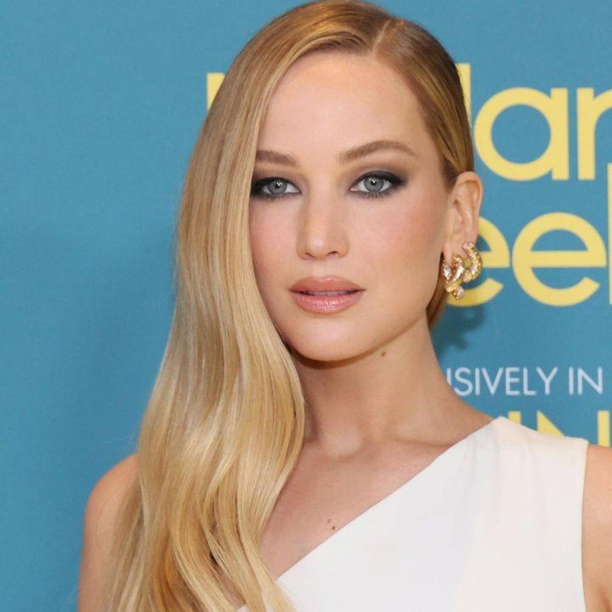 Jennifer Lawrence con maquillaje para ojos hundidos