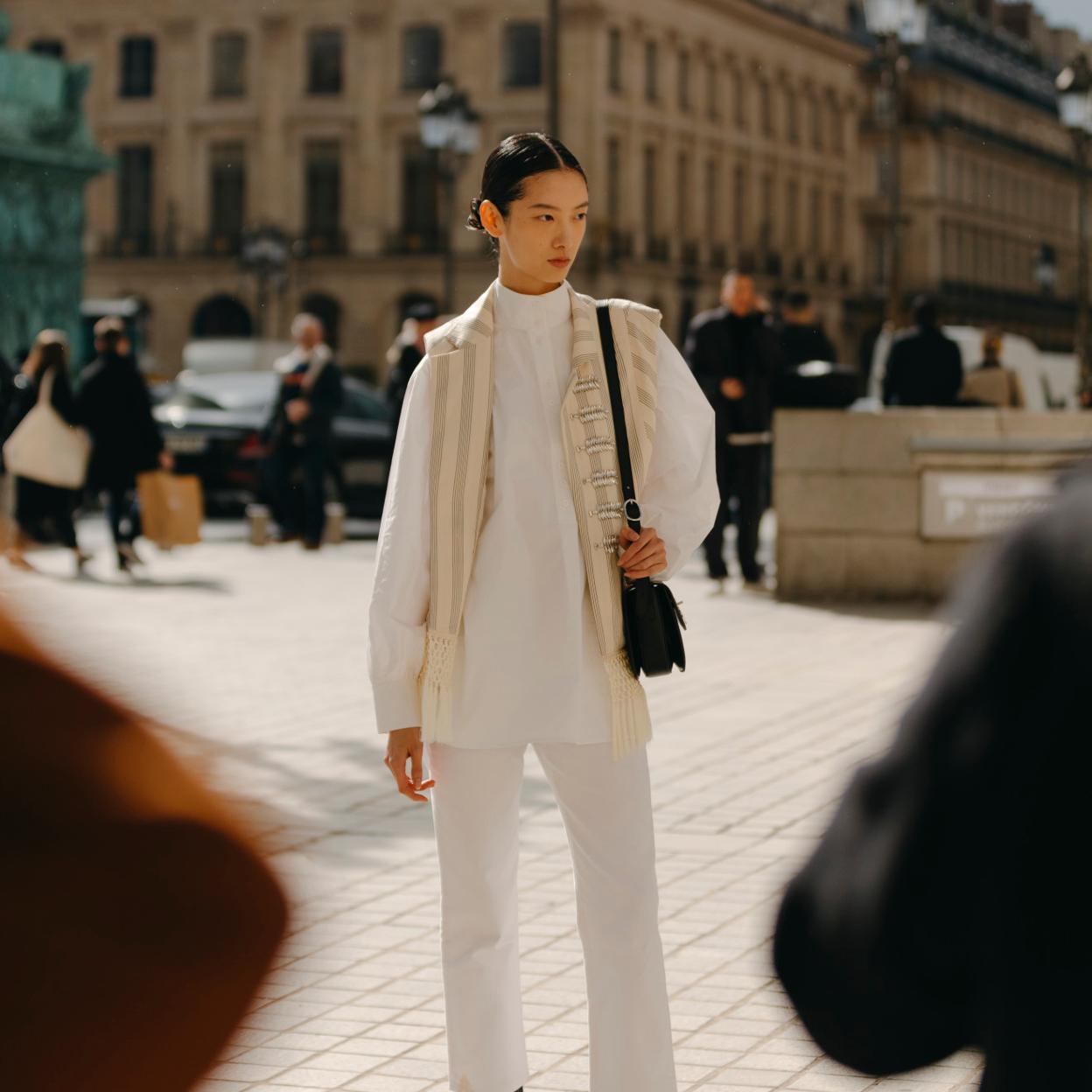 Una mujer con pantalones blancos.