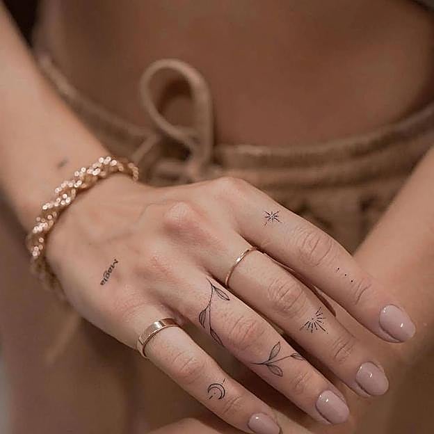 Tatuajes en la mano para mujer estilo anillo