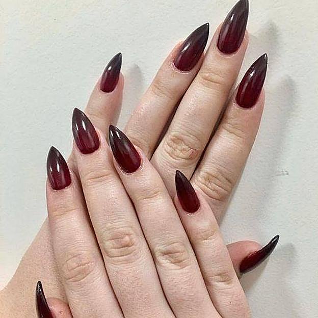 Uñas granates degradadas