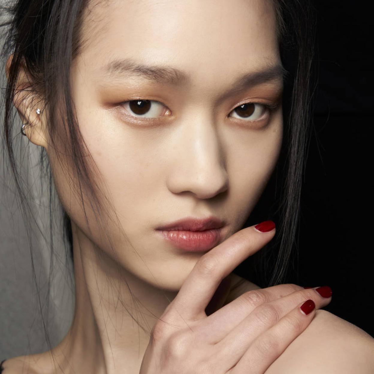 Modelo con uñas granates