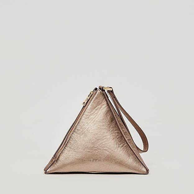 Imagen principal - Bolso de Culto, vestido satinado de Samsøe Samsøe y vestido plisado de Maje. 