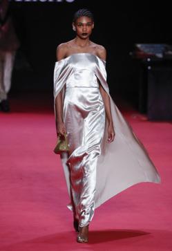 Imagen secundaria 2 - Imágenes del desfile de Pedro del Hierro, para este otoño.