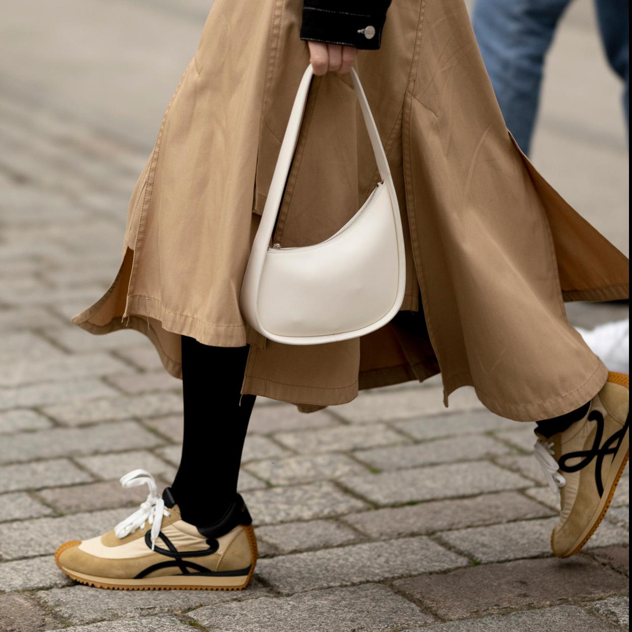 Imagen de Street Style de Copenhague, con sneakers y falda.