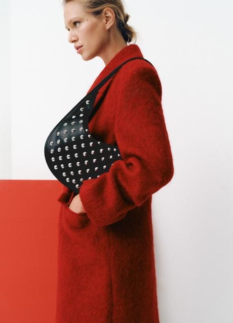 Imagen - Bolso con tachuelas de Mango (35,99 euros)