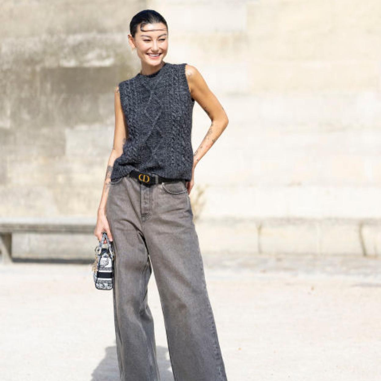 Imagen de una de las asistentes al desifle de Dior en la Semana de la Moda de París, con pantalón wide leg.