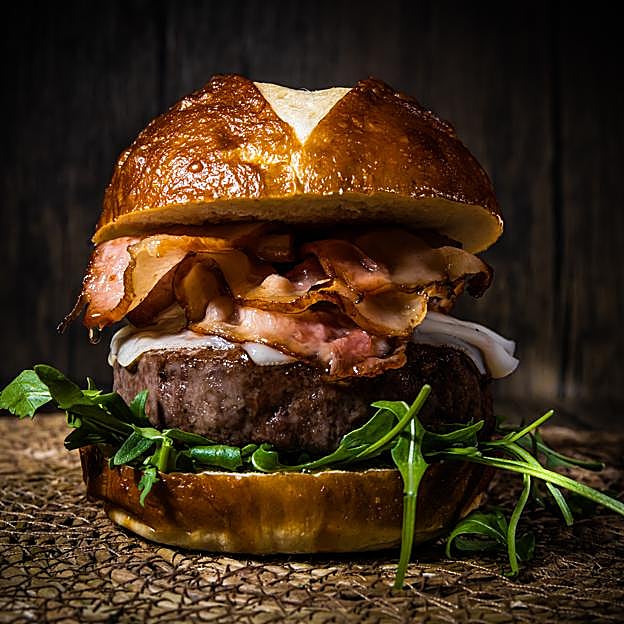 EL pan burguer Pretzels de Domi Vélez, cuya receta encontramos en El Mejor Pan del Mundo.