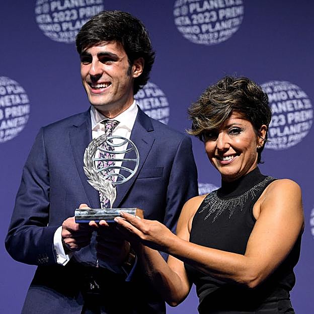 El finalista Alfonso Goizueta junto a la ganadora de esta edición, Sonsoles Ónega. 