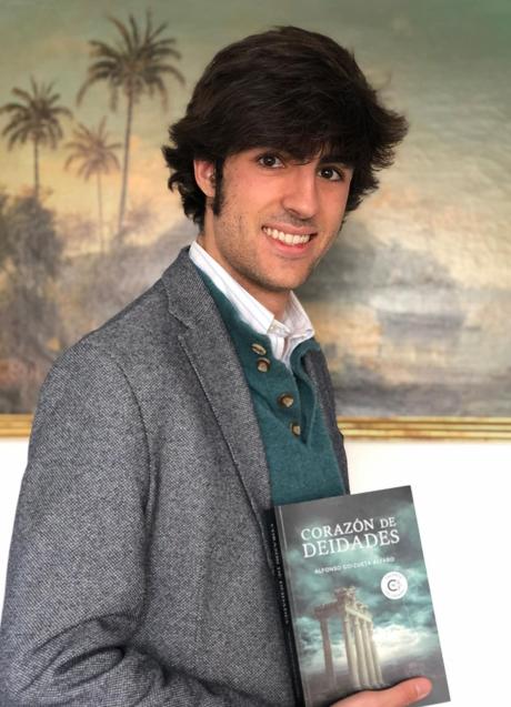 Imagen - Alfonso Goizueta Alfaro con su primer libro 'Corazón de Deidades'. / INSTAGRAM