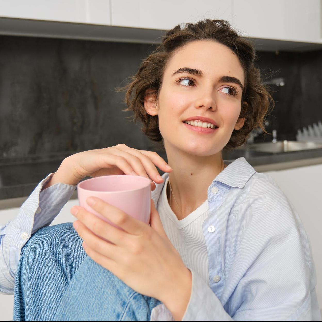 Mujer con una taza de desayuno. 