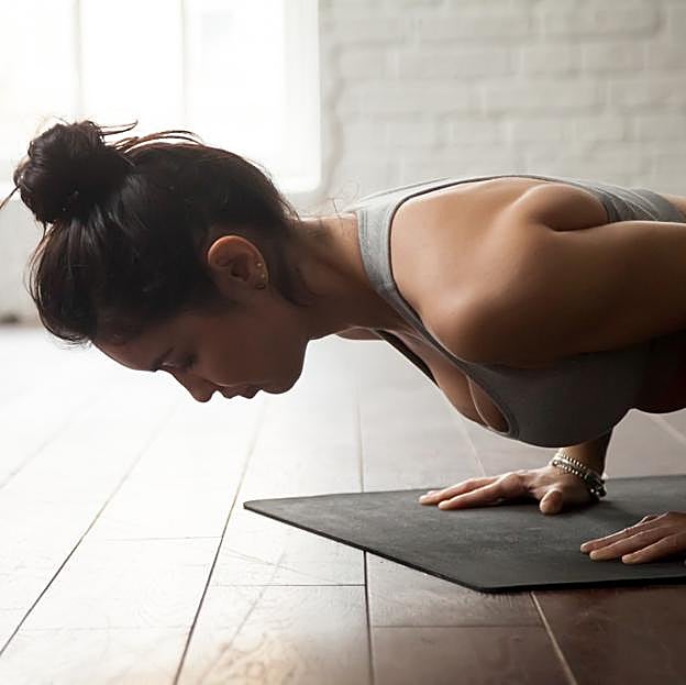 Mujer realizando una flexión de pectoral. 
