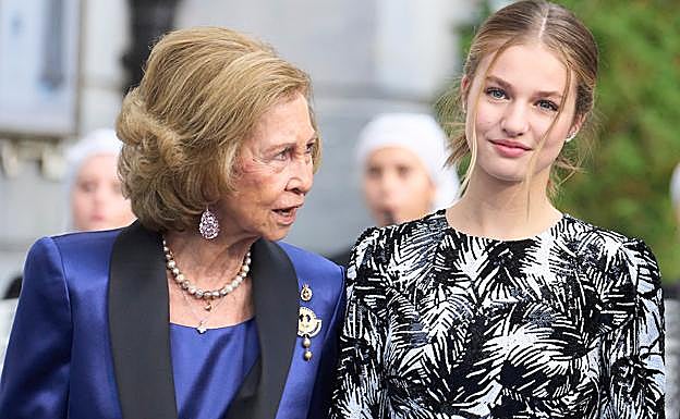 la reina emérita Sofía, junto a su nieta, la princesa Leonor, en los Premios Princesa de Asturias 2022. 