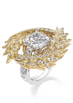 Imagen secundaria 2 - Maestros joyeros trabajan sobre las piezas de la colección. En detalle, la diadema y la sortija.