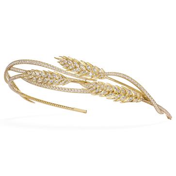 Imagen secundaria 1 - Maestros joyeros trabajan sobre las piezas de la colección. En detalle, la diadema y la sortija.