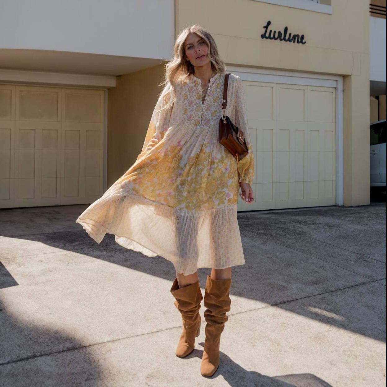 Influencer con vestido boho largo y botas