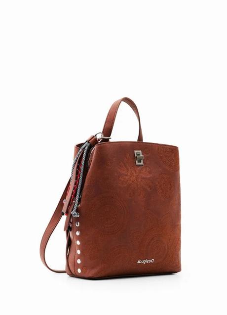 Imagen - Mochila pequeña con efecto piel de Desigual, 59,95 euros.