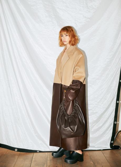 Imagen - Abrigo bicolor de cuero y paño, jersey de punto, zuecos y bolso Squeeze, todo de Loewe. FOTOGRAFÍA: RUBÉN VEGA / ESTILISMO: GERVASIO PÉREZ