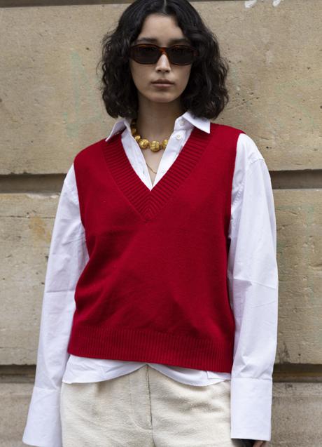 Imagen - Una mujer con chaleco de punto en color rojo. Foto: Launchmetrics spotlight.