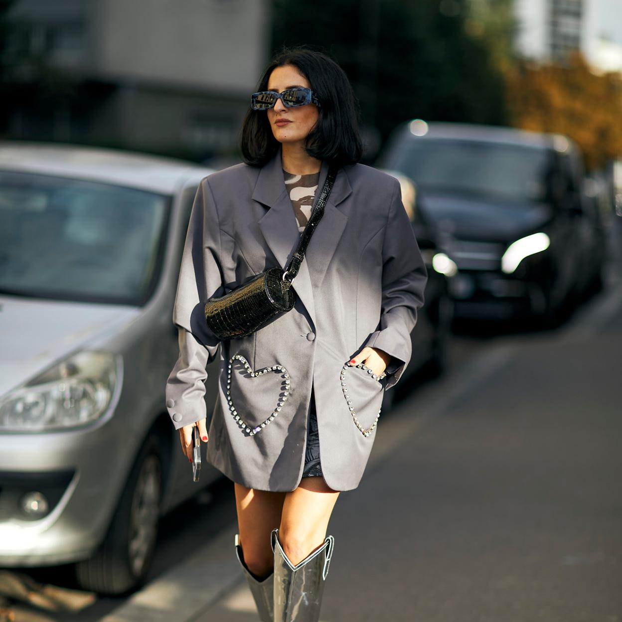 Look de Street Style con blazer gris y botas plateadas.