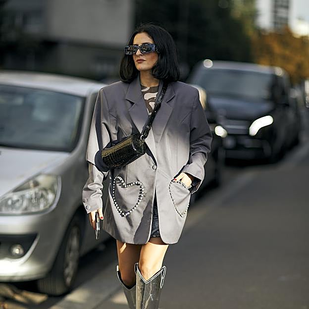 Cómo combinar el gris, el color favorito de la temporada para vestir a diario