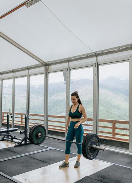 Imagen - Mujer entrenando con pesas/PEXELS