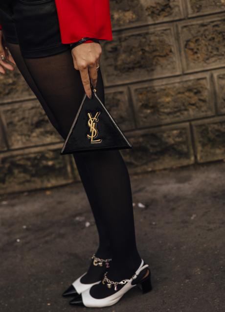 Imagen - Una mujer con zapatos de tacón bajito. Foto: Launchmetrics spotlight.