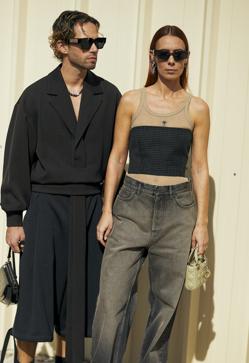 Imagen secundaria 2 - Cómo llevar los pantalones anchos para que te queden bien siempre