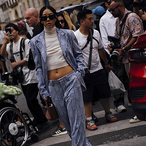 Imagen principal - Cómo llevar los pantalones anchos para que te queden bien siempre