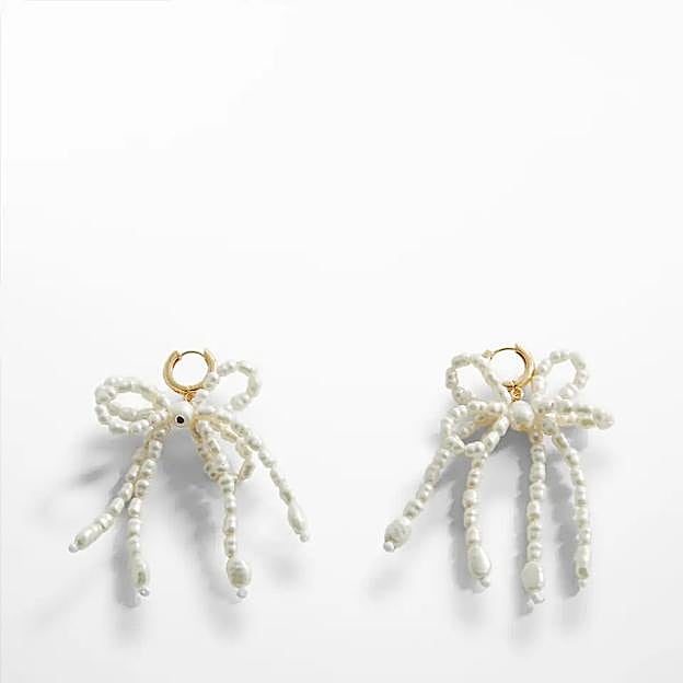 Imagen principal - Selección de pendientes de perlas de Mango para esta temporada.