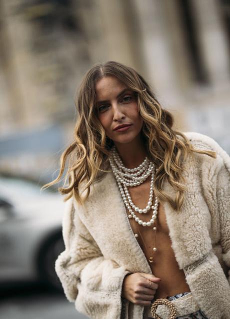 Imagen - Imagen de Street Style con look en el que los collares de perlas son protagonistas.