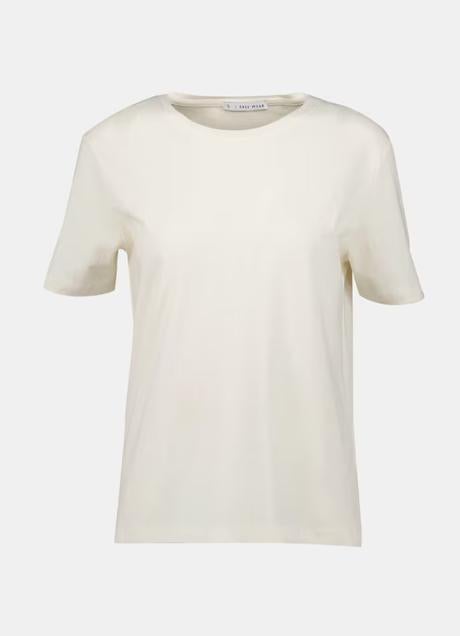 Imagen - Camiseta básica en color crudo de Easy Wear. Foto: Easy Wear.