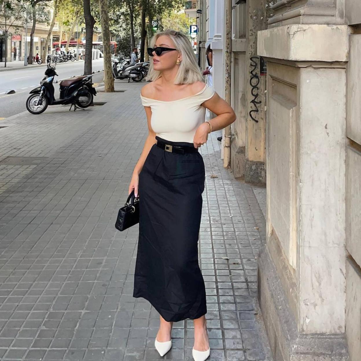 Influencer con falda elegante