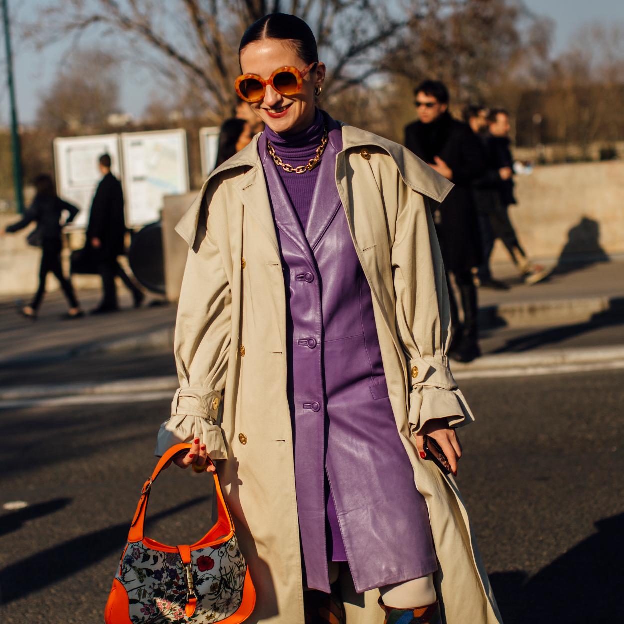 Una influencer en el street style con una gabardina clásica en color beige.