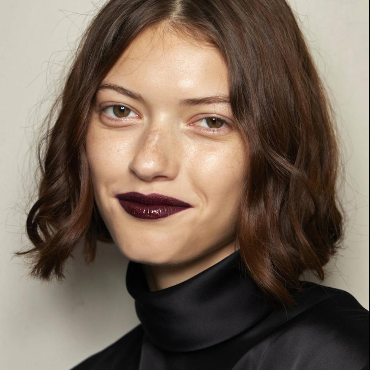 Modelo con labial granate