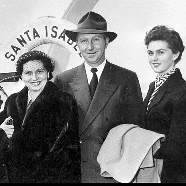 A menudo, escribía sobre su traumática infancia. Con sus padres en una imagen de 1949.